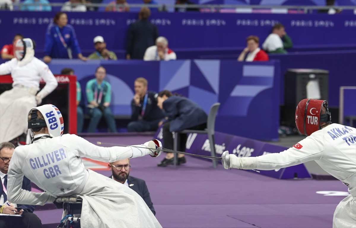 Paris 2024 Paralimpik Oyunları'nda Grand Palais'te düzenlenen eskrim epe A kategorisi yarı...