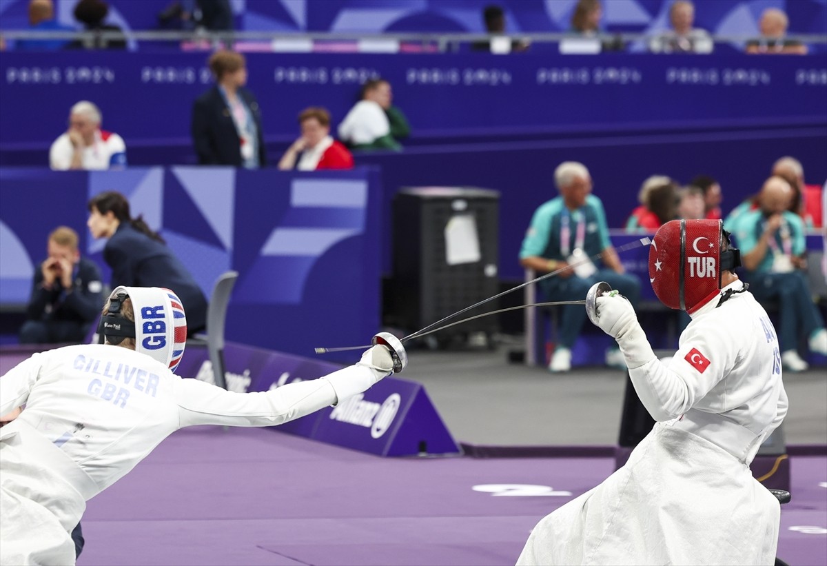 Paris 2024 Paralimpik Oyunları'nda Grand Palais'te düzenlenen eskrim epe A kategorisi yarı...