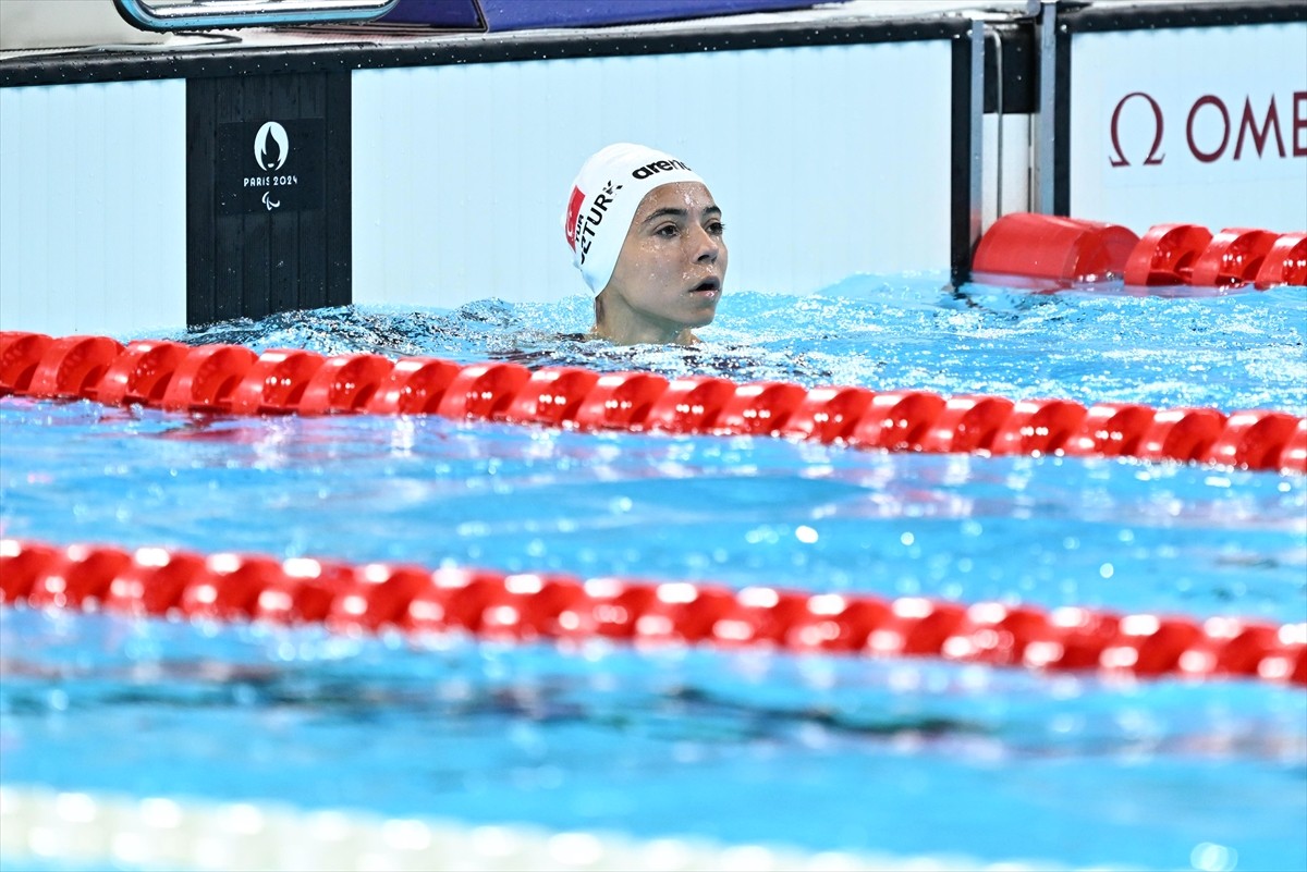 Paris 2024 Paralimpik Oyunları'nda, Paris La Defense Arena'da düzenlenen yüzme yarışlarında...