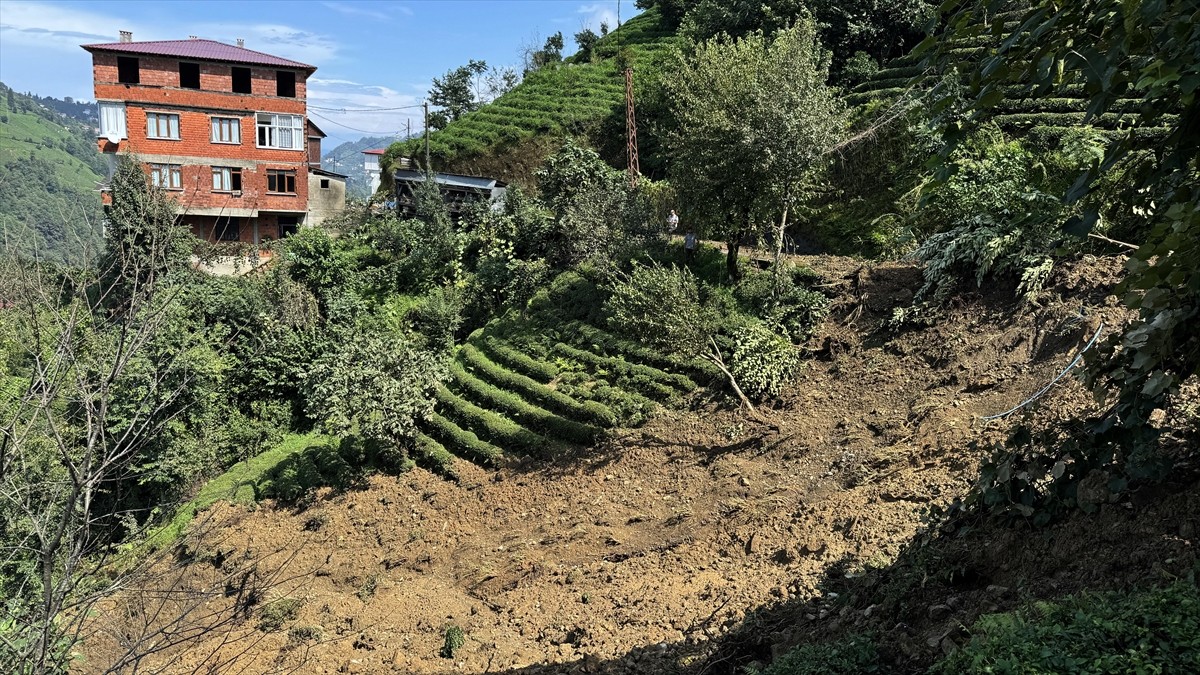 Rize'de etkili olan sağanak nedeniyle bazı derelerin debisi yükseldi ve toprak kayması meydana...