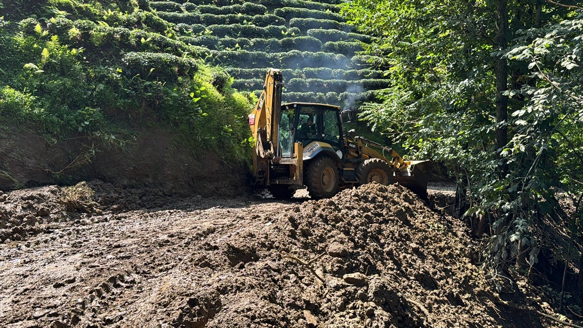 Rize'de etkili olan sağanak nedeniyle bazı derelerin debisi yükseldi ve toprak kayması meydana...