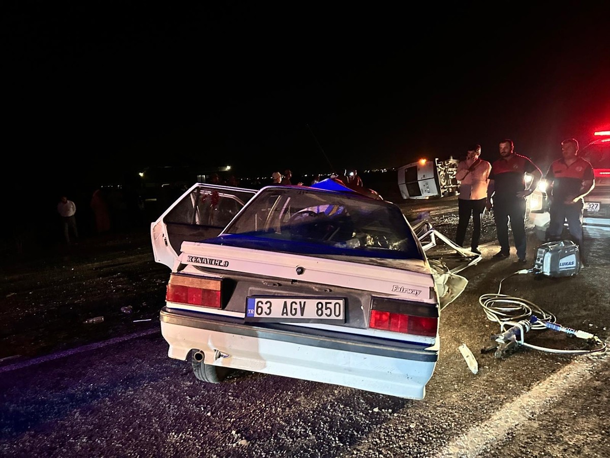 Şanlıurfa'da minibüsle otomobilin çarpışması sonucu bir kişi yaşamını yitirdi, 3 kişi...