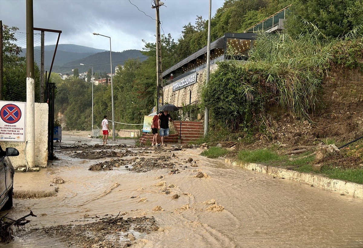 Sinop'un Gerze ilçesinde, sağanak nedeniyle bazı yollarda hasar oluştu.  