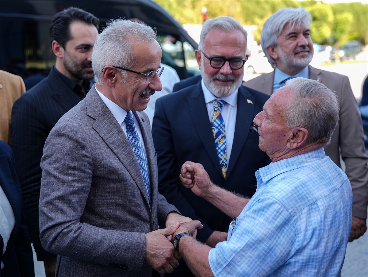 Ulaştırma ve Altyapı Bakanı Abdulkadir Uraloğlu, Yunusemre Millet Çarşısı Toplantı Salonu'nda...