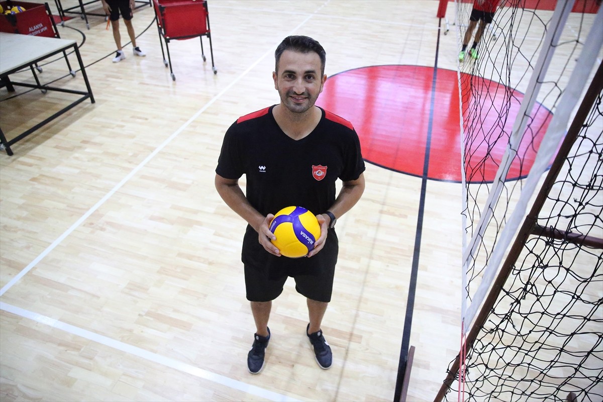 Voleybol Efeler Ligi'nde ikinci sezonuna hazırlanan Alanya Belediyespor'un başantrenörü Serkan...