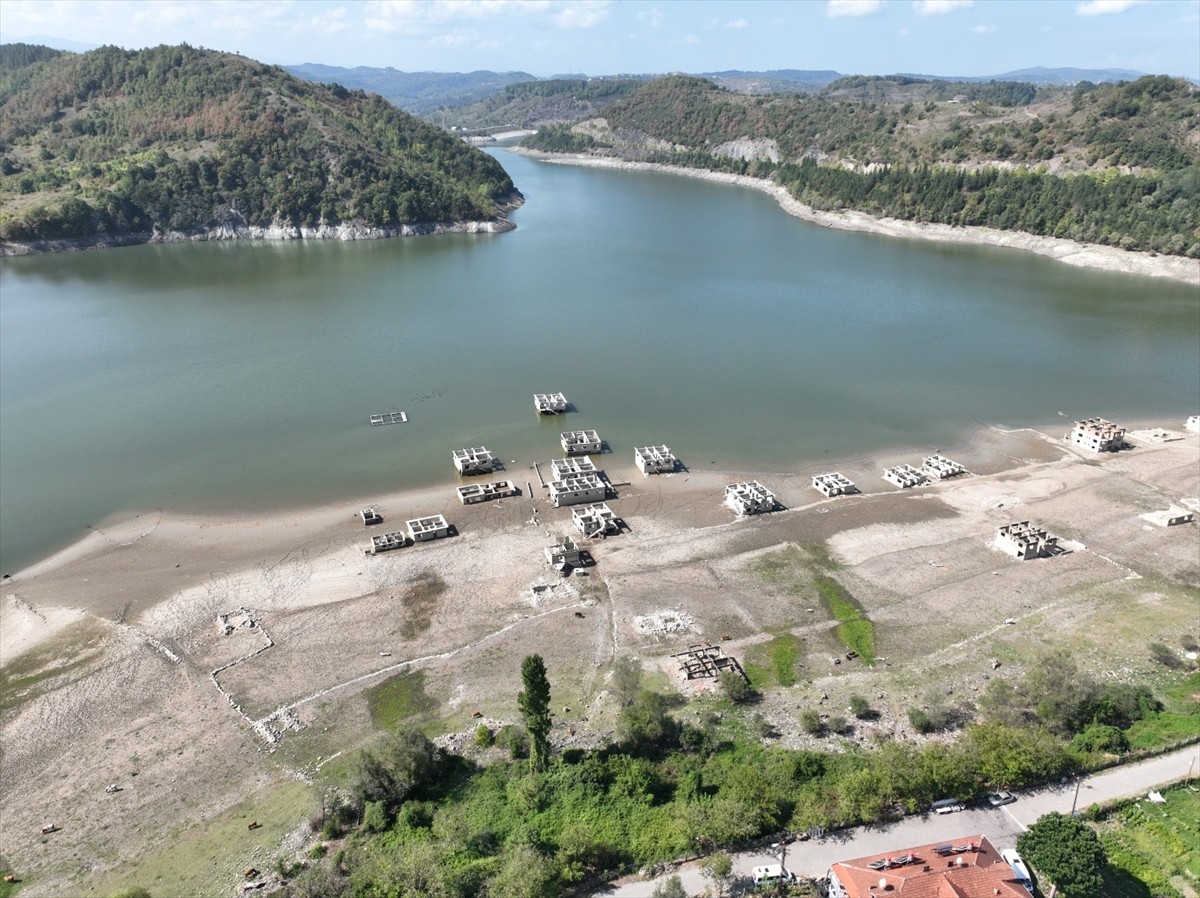 Zonguldak'ın Karadeniz Ereğli ilçesindeki Kızılcapınar Barajı'nda yüksek hava sıcaklıkları ve...