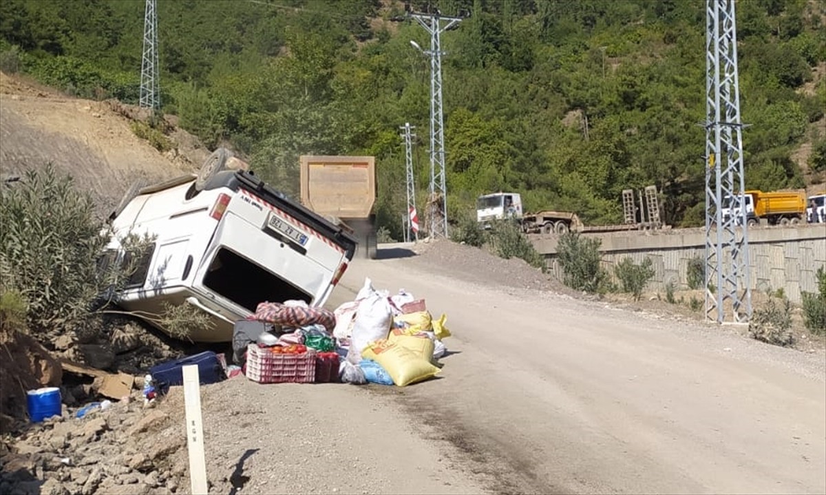 Adana'nın Kozan ilçesinde, minibüsün devrilmesi sonucu 4'ü çocuk 6 kişi yaralandı.