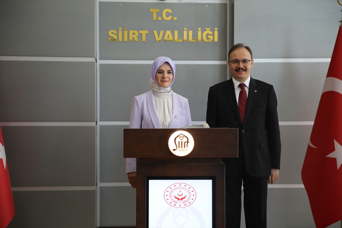 Aile ve Sosyal Hizmetler Bakanı Mahinur Özdemir Göktaş (solda), Siirt Valiliğine ziyarette...