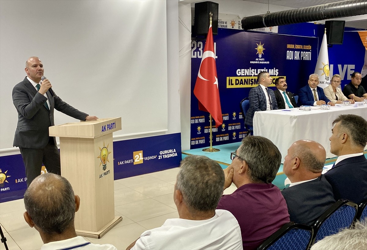 AK Parti Genel Başkan Yardımcısı Ömer İleri (ortada), Kırşehir'de AK Parti İl Başkanlığınca parti...