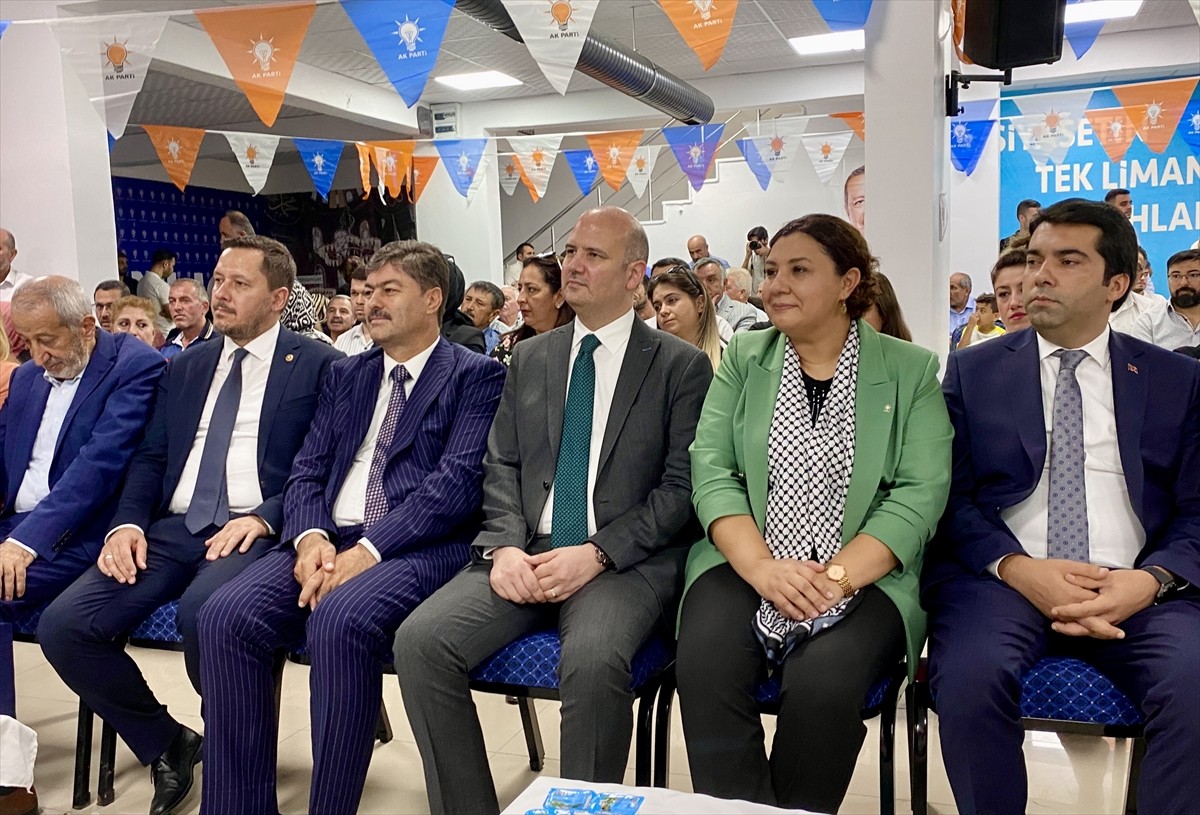 AK Parti Genel Başkan Yardımcısı Ömer İleri (ortada), Kırşehir'de AK Parti İl Başkanlığınca parti...