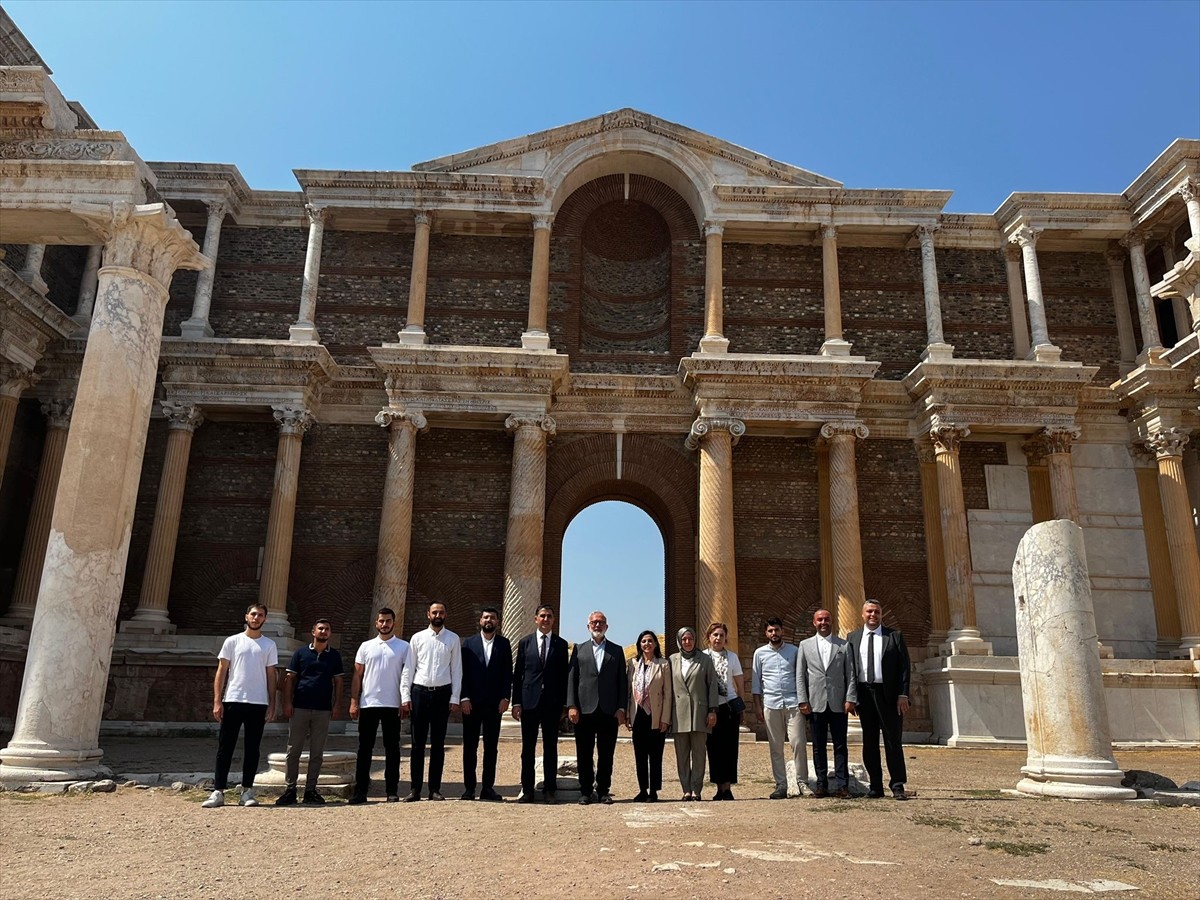 AK Parti Grup Başkanvekili ve Manisa Milletvekili Bahadır Yenişehirlioğlu (fotoğrafta), 2013...