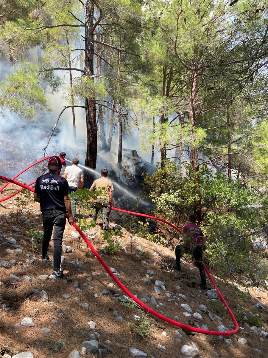 Antalya'nın Kumluca ilçesinde, yıldırım düşmesi sonucu çıkan orman yangınına havadan ve karadan...