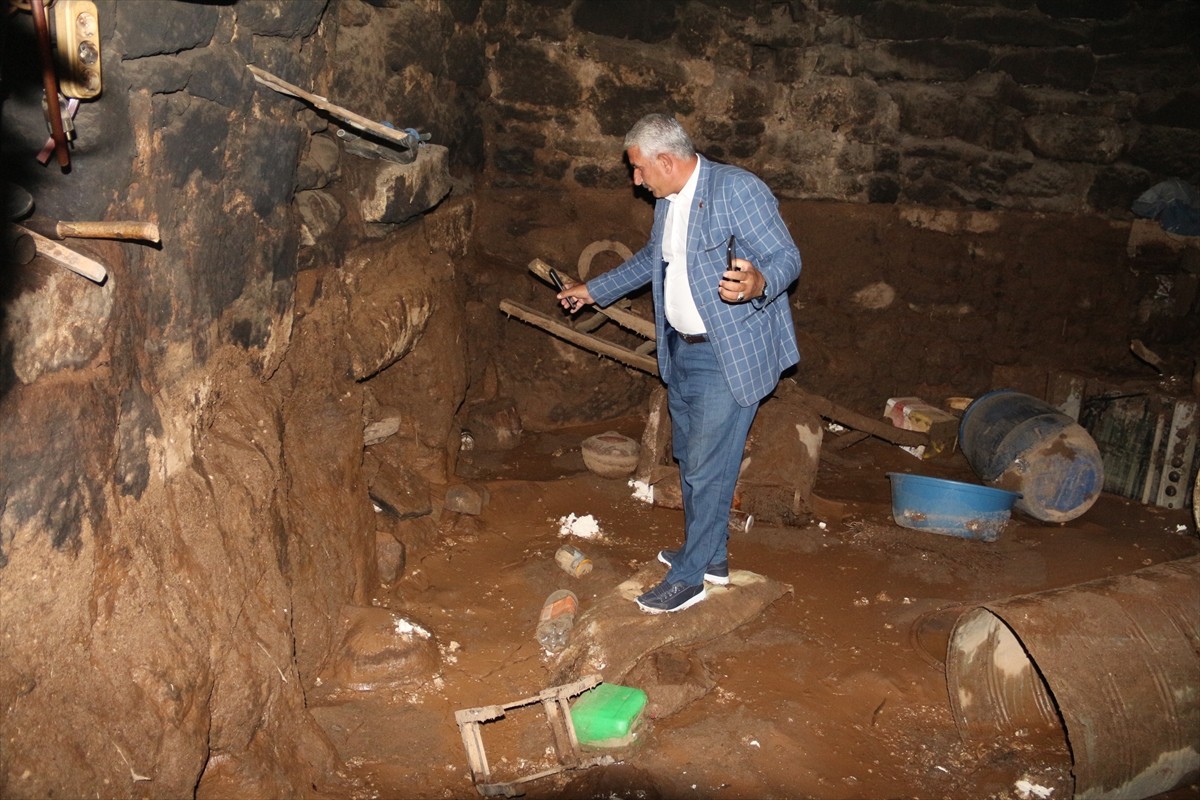 Bitlis'in Güroymak ilçesinde selden zarar gören Oduncular köyünde hasar tespit çalışması...