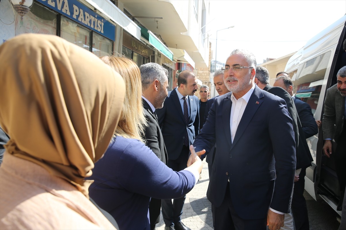 Çalışma ve Sosyal Güvenlik Bakanı Vedat Işıkhan, Mardin'de barış yemeğine katıldı, çeşitli...