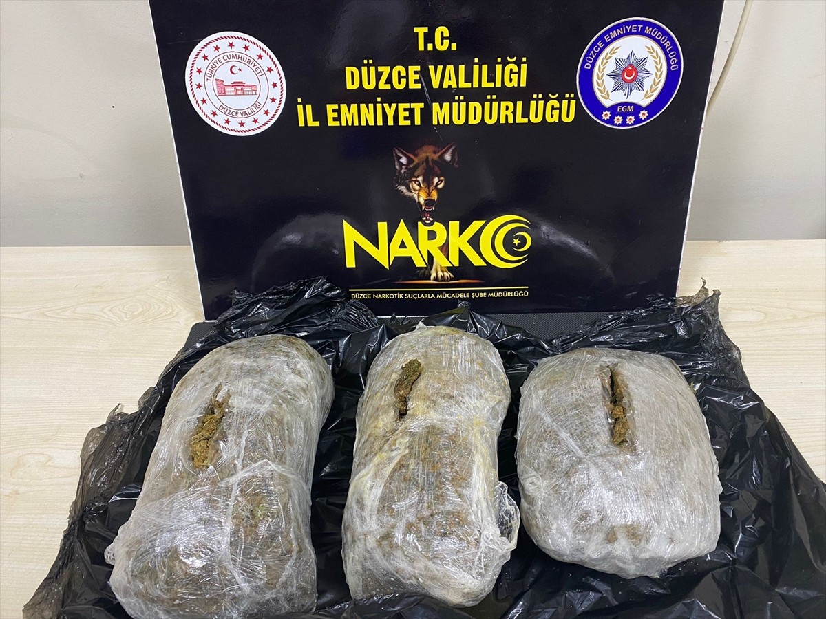 Düzce'de peynir bidonlarının içerisine gizlenmiş 3 kilo 916 gram sentetik uyuşturucu ele...