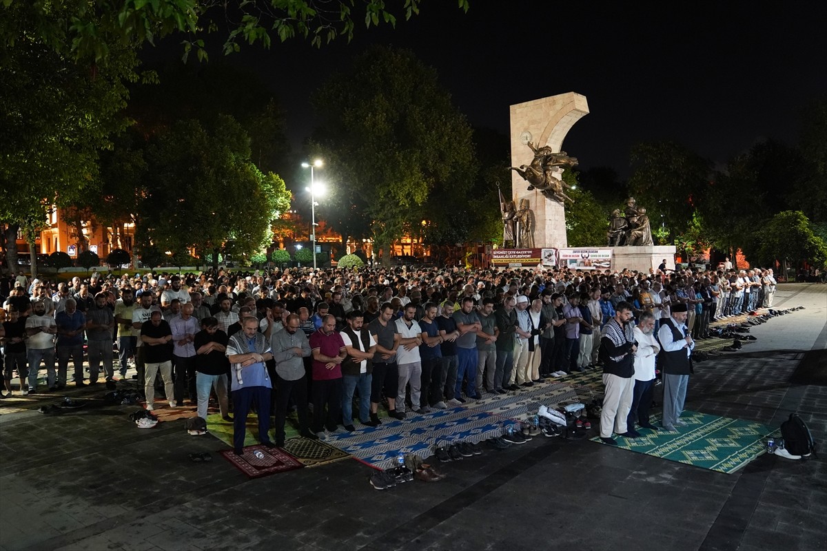 Gazze Dayanışma Platformunun Fatih'teki Saraçhane Parkı'nda düzenlediği programda, İsrail...