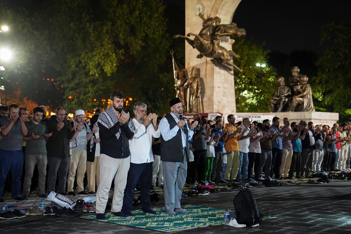 Gazze Dayanışma Platformunun Fatih'teki Saraçhane Parkı'nda düzenlediği programda, İsrail...