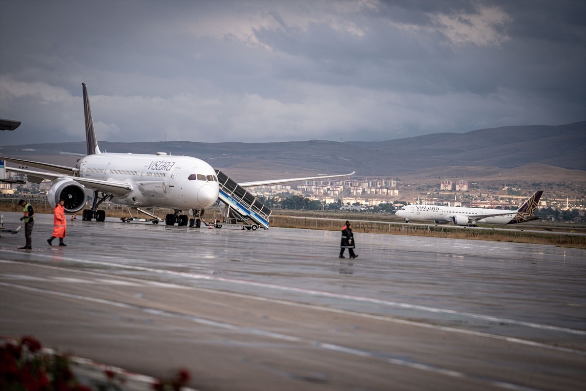 Hindistan-Almanya seferini yapan ve bomba ihbarı nedeniyle Erzurum Havalimanı'na zorunlu iniş...