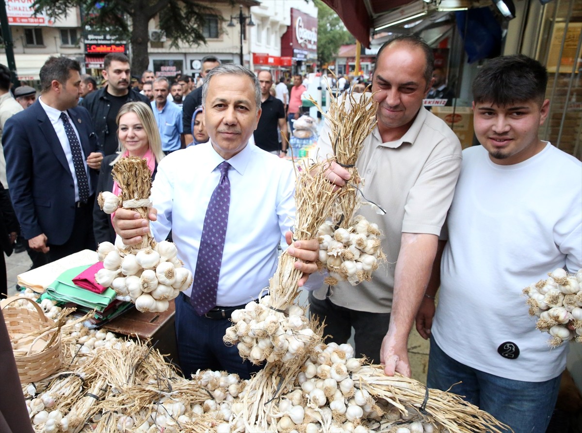 İçişleri Bakanı Ali Yerlikaya, Kastamonu'da Nasrullah Meydanı'nda esnafı ziyaret etti. Esnaf ve...