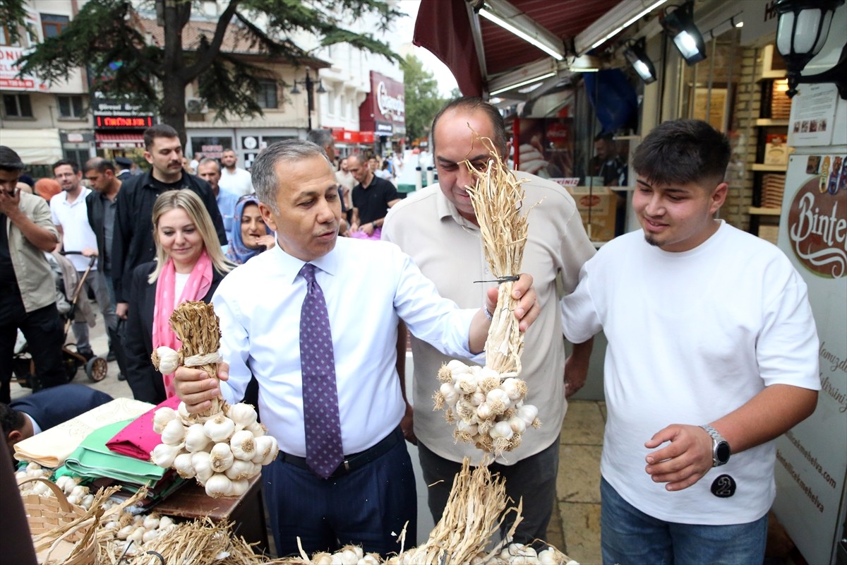 İçişleri Bakanı Ali Yerlikaya, Kastamonu'da Nasrullah Meydanı'nda esnafı ziyaret etti. Esnaf ve...