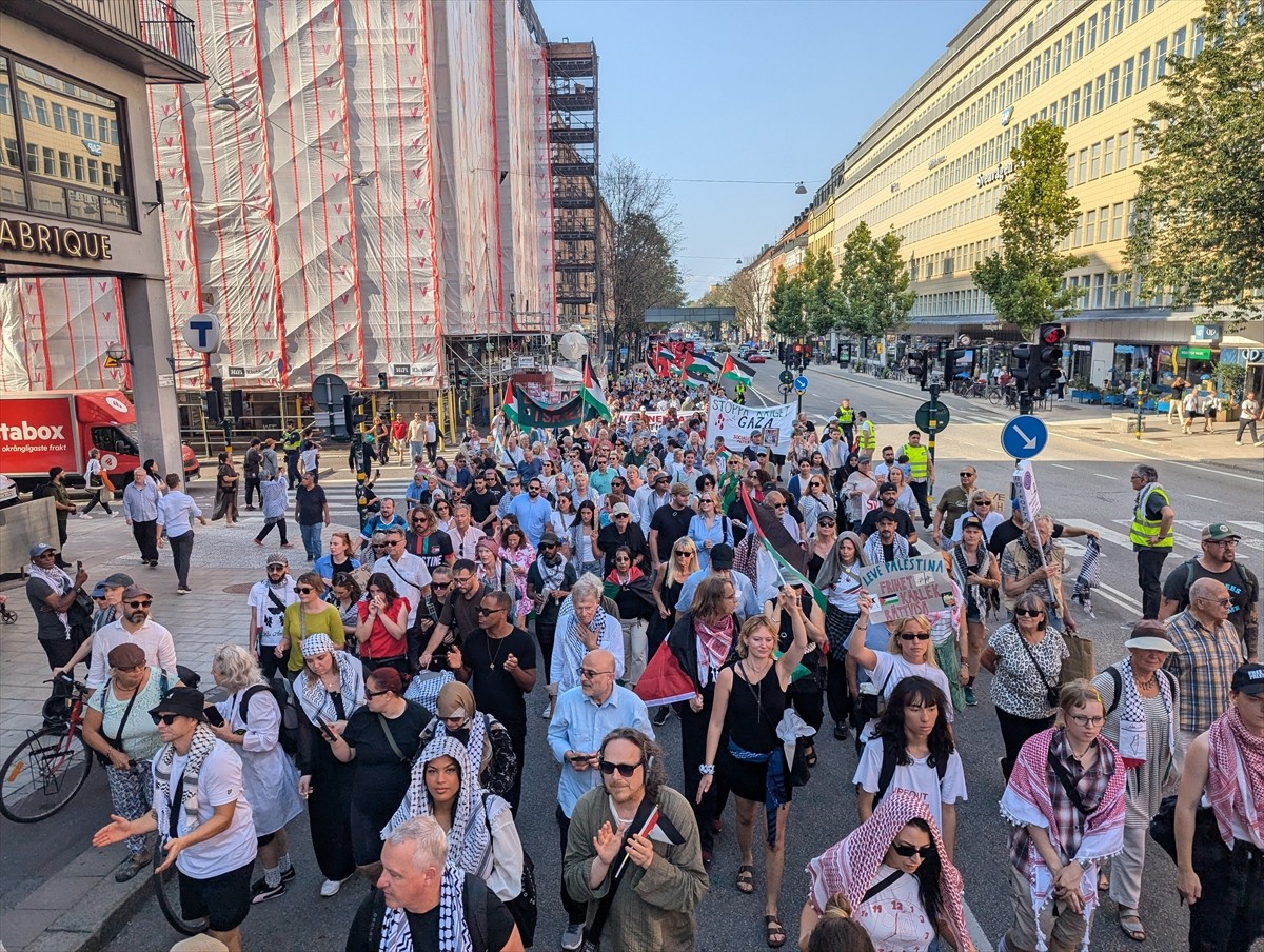 İsveç'in başkenti Stockholm'de toplanan binlerce kişi, İsrail'in Gazze Şeridi'ne yönelik...