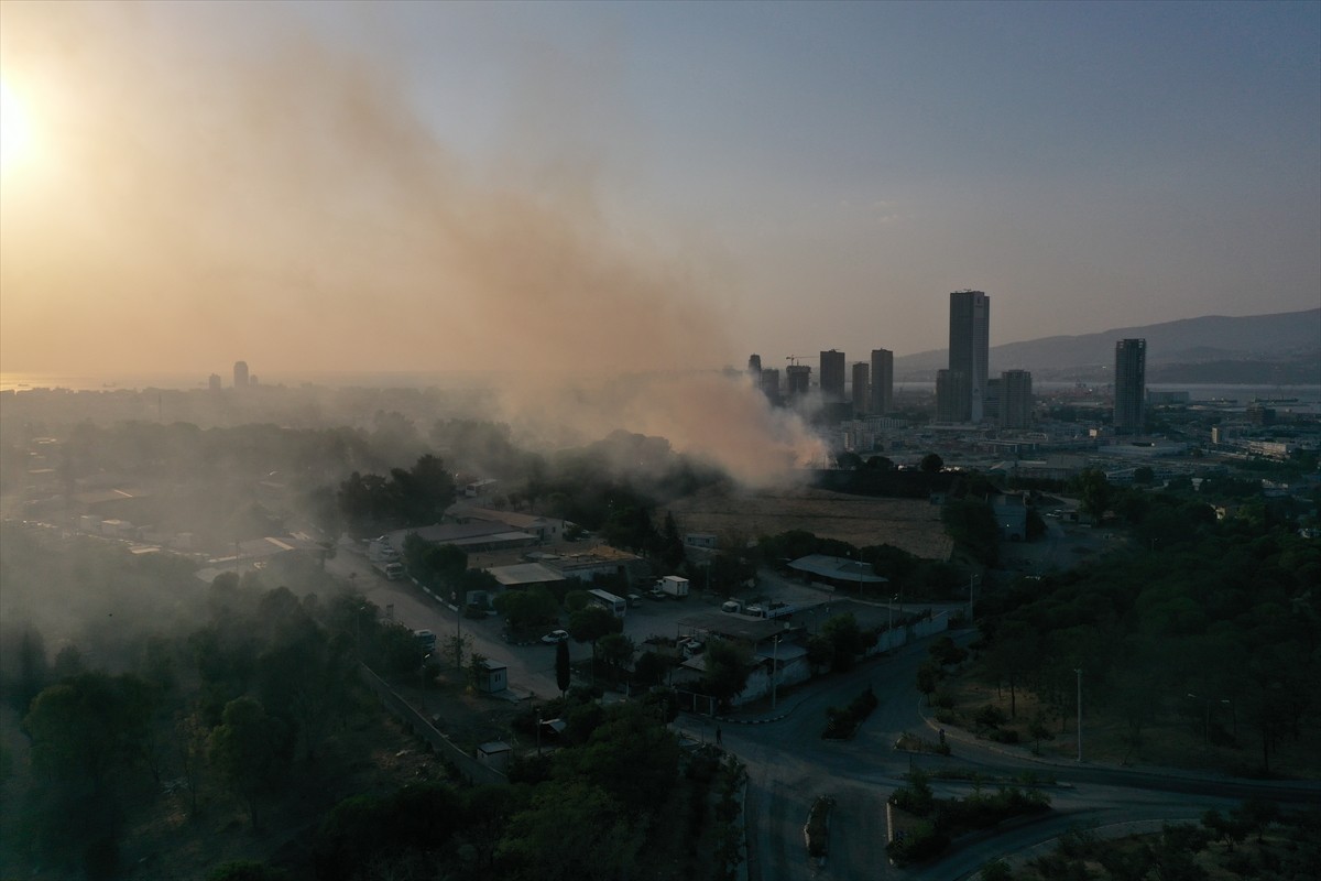 İzmir'in Konak ilçesinde, İZSU'nun su depolama sahasındaki arazide çıkan yangın ekiplerce kontrol...