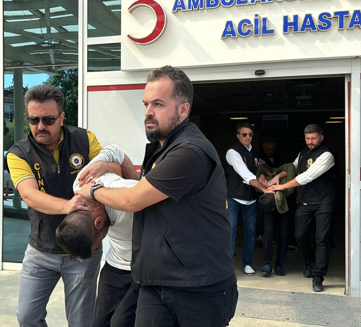 Konya'da çalıntı araçtan açılan ateş sonucu 2 polisin yaralanmasıyla ilgili gözaltına alınan 3...