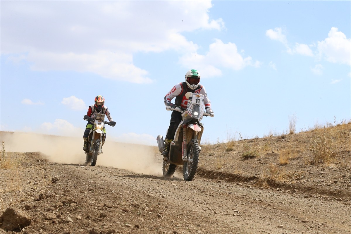 Mersin'de 31 Ağustos'ta start alan 14. TransAnatolia Rally Raid yarışı, Van'da düzenlenen kupa...