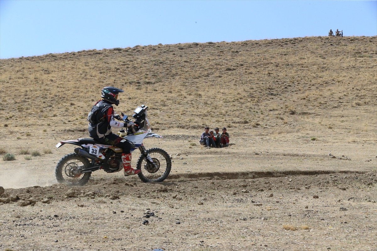 Mersin'de 31 Ağustos'ta start alan 14. TransAnatolia Rally Raid yarışı, Van'da düzenlenen kupa...