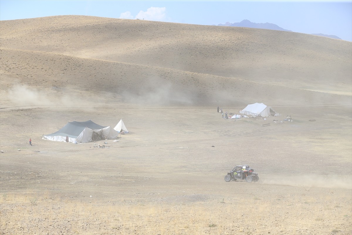 Mersin'de 31 Ağustos'ta start alan 14. TransAnatolia Rally Raid yarışı, Van'da düzenlenen kupa...