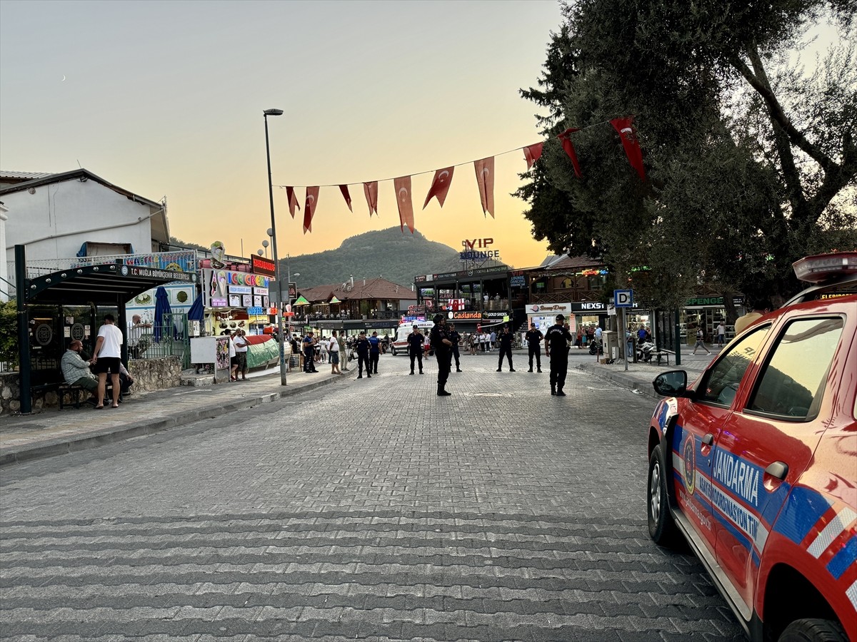 Muğla'nın Fethiye ilçesinde iki grup arasında çıkan kavgada 13 kişi yaralandı. Bölgeye jandarma...