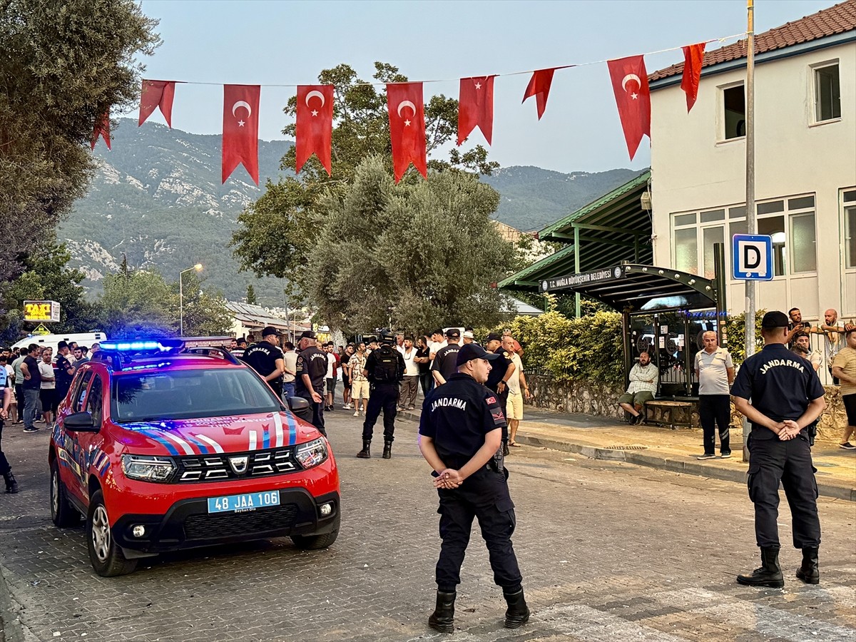 Muğla'nın Fethiye ilçesinde iki grup arasında çıkan kavgada 13 kişi yaralandı. Bölgeye jandarma...