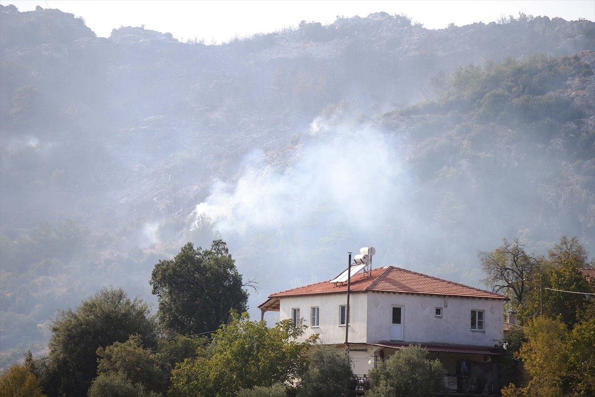 Muğla'nın Menteşe ilçesinde ormanlık alanda çıkan yangına havadan ve karadan müdahale...