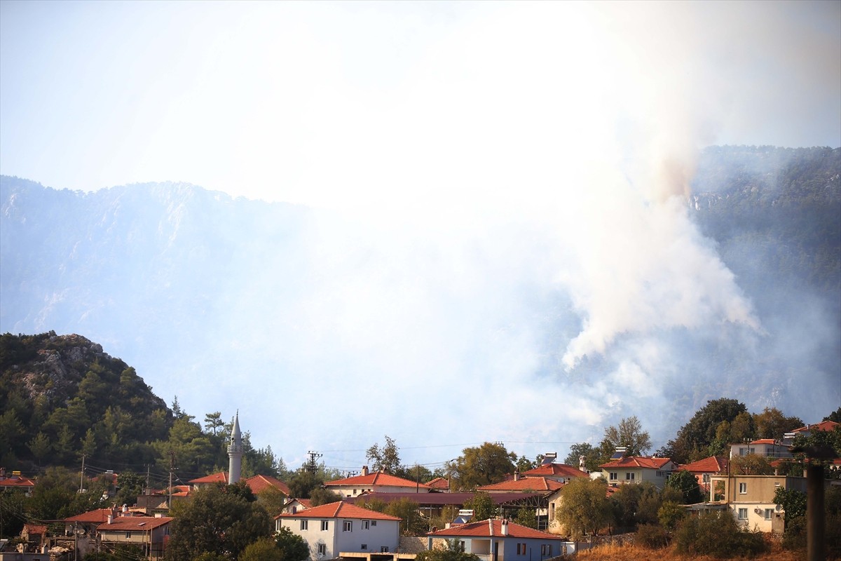 Muğla'nın Menteşe ilçesinde ormanlık alanda çıkan yangına havadan ve karadan müdahale...