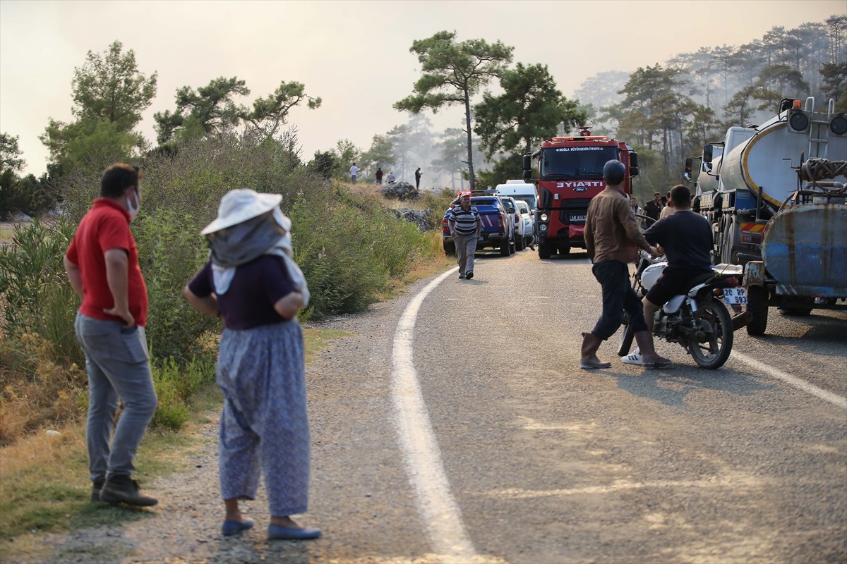 Muğla'nın Menteşe ilçesinde ormanlık alanda çıkan yangına havadan ve karadan müdahale...