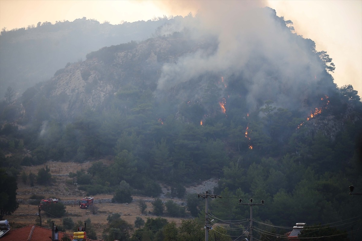 Muğla'nın Menteşe ilçesinde ormanlık alanda çıkan yangına havadan ve karadan yapılan müdahale...