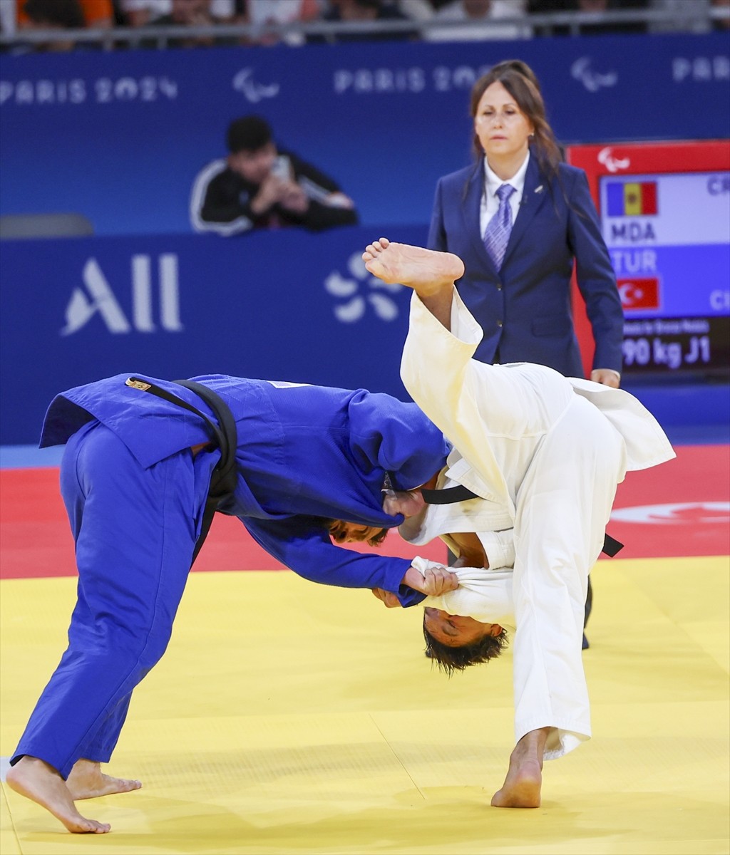 Paris 2024 Paralimpik Oyunları'nda, Champ-de-Mars Arena'daki judo müsabakalarında milli sporcu...