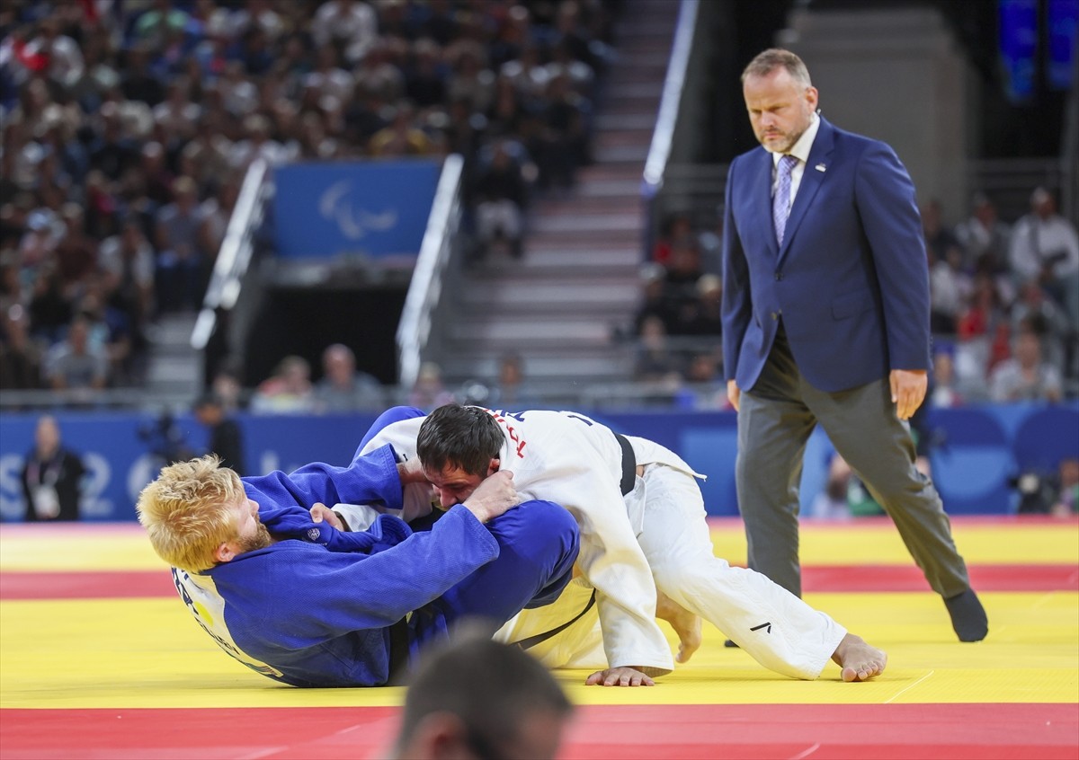 Paris 2024 Paralimpik Oyunları'nda judo erkekler +90 kilo J2 kategorisi yarı finali Champ-de-Mars...