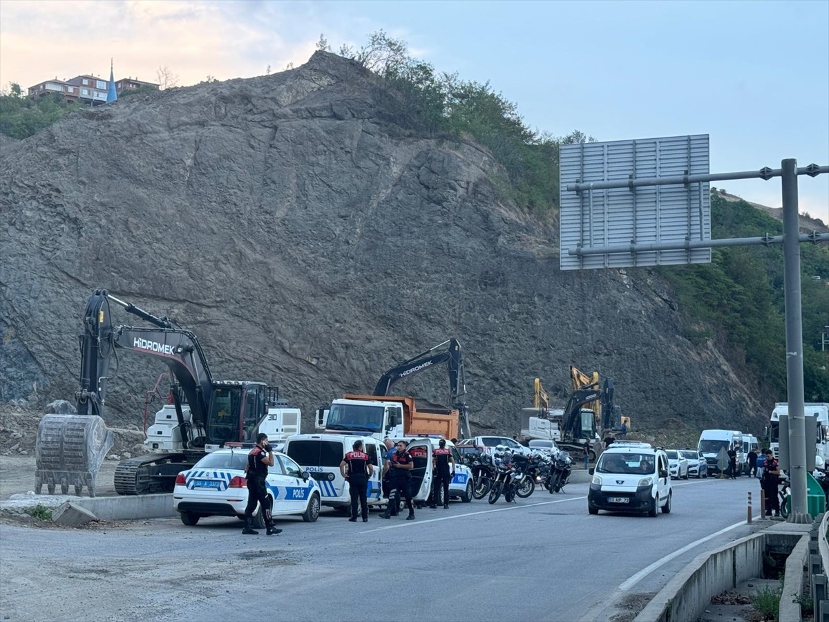 Samsun'un Tekkeköy ilçesinde taş ocağındaki patlatma sırasında fırlayan taşların isabet ettiği...