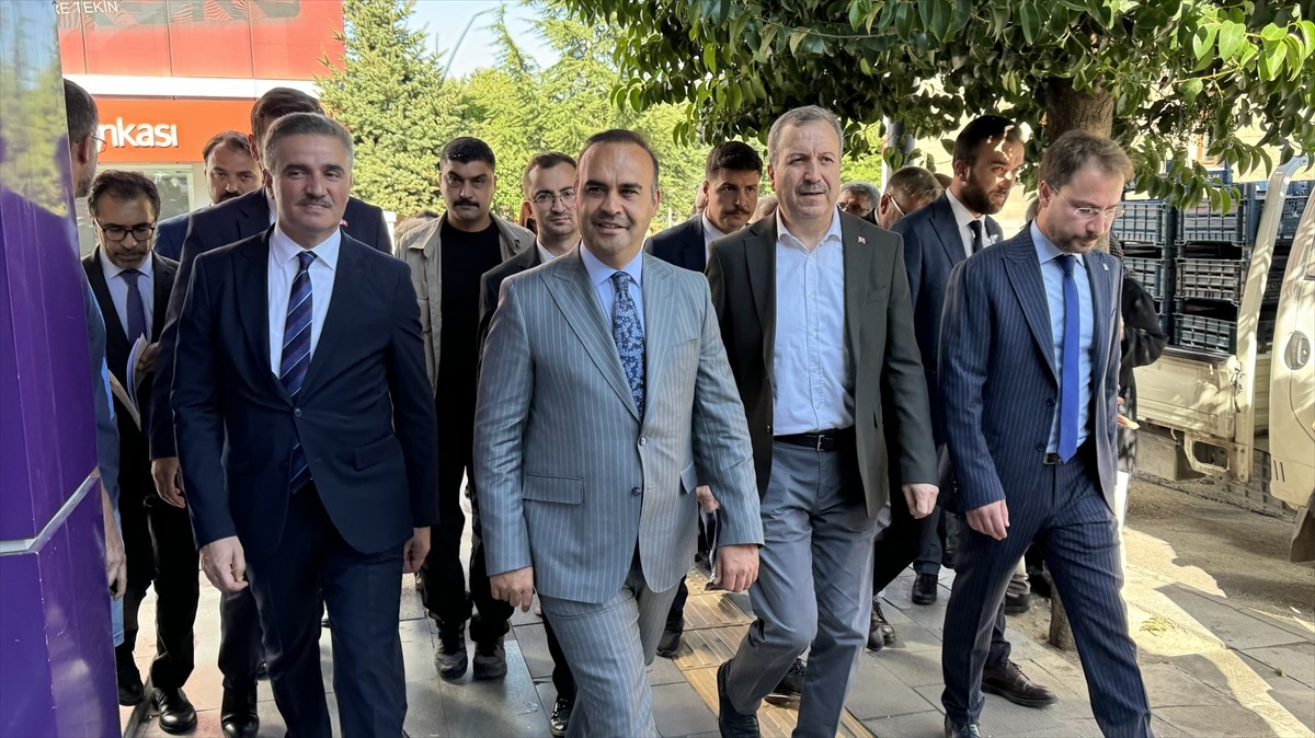 Sanayi ve Teknoloji Bakanı Mehmet Fatih Kacır, çeşitli programları kapsamında geldiği Isparta'da...