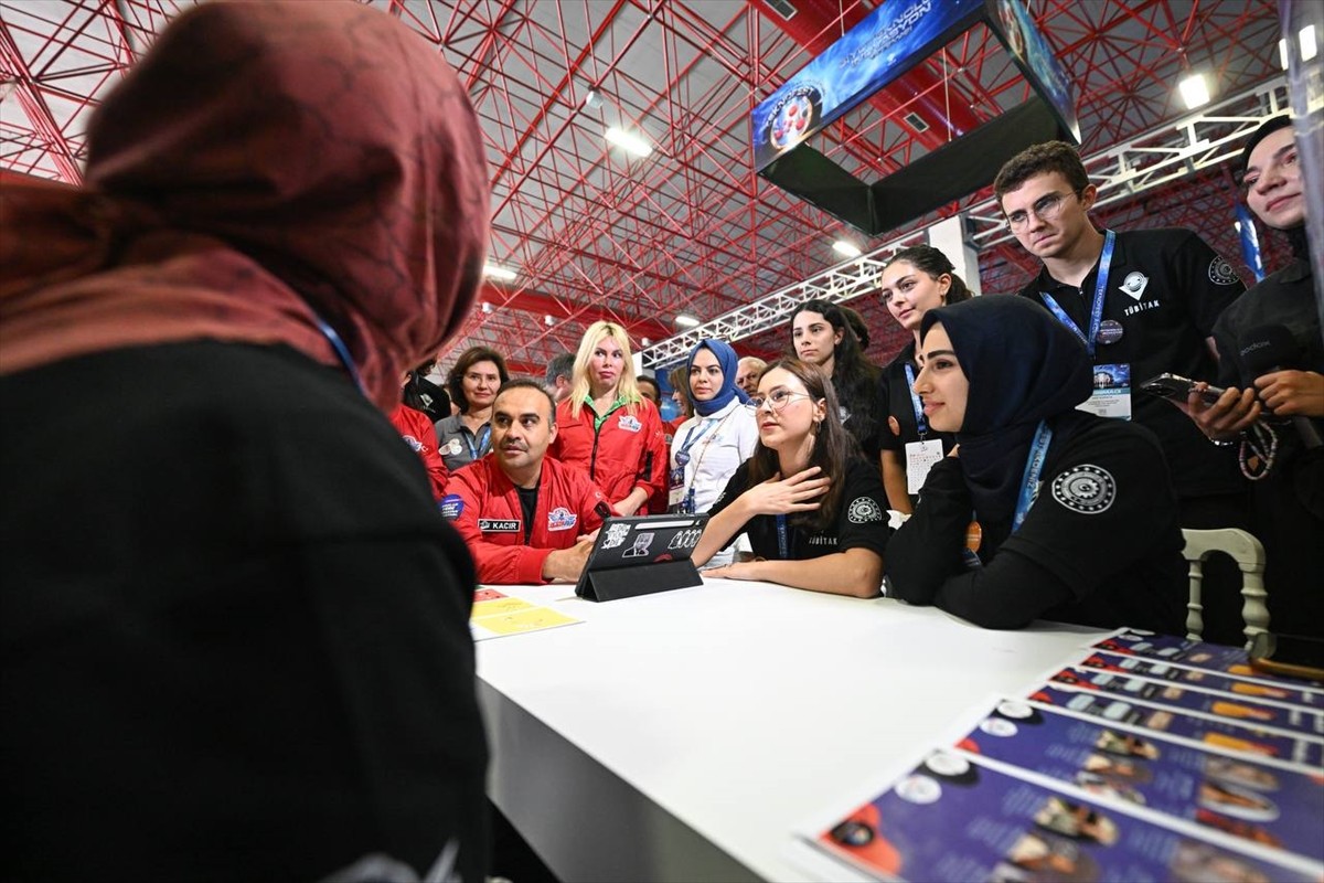 Sanayi ve Teknoloji Bakanı Mehmet Fatih Kacır (sol 4), Antalya'daki ANFAŞ Uluslararası Fuar ve...