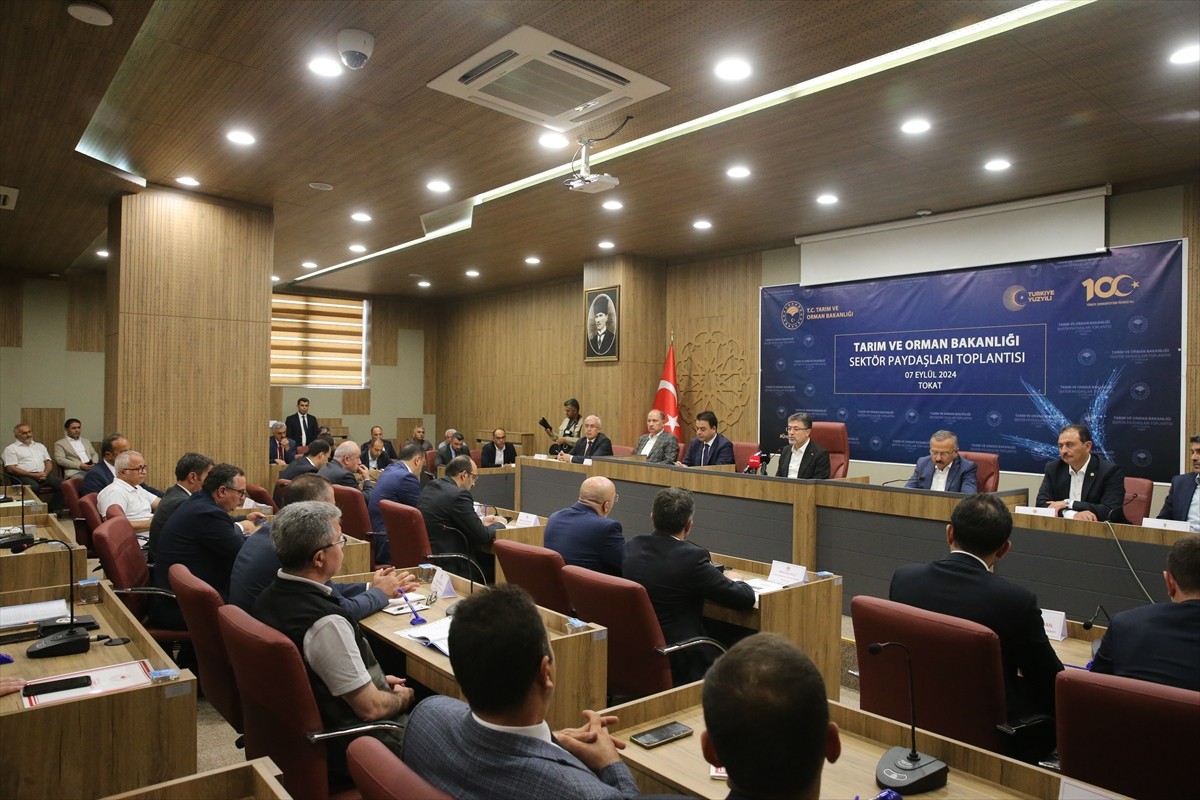 Tarım ve Orman Bakanı İbrahim Yumaklı, Tokat İl Genel Meclisinin toplantı salonunda tarım sektörü...