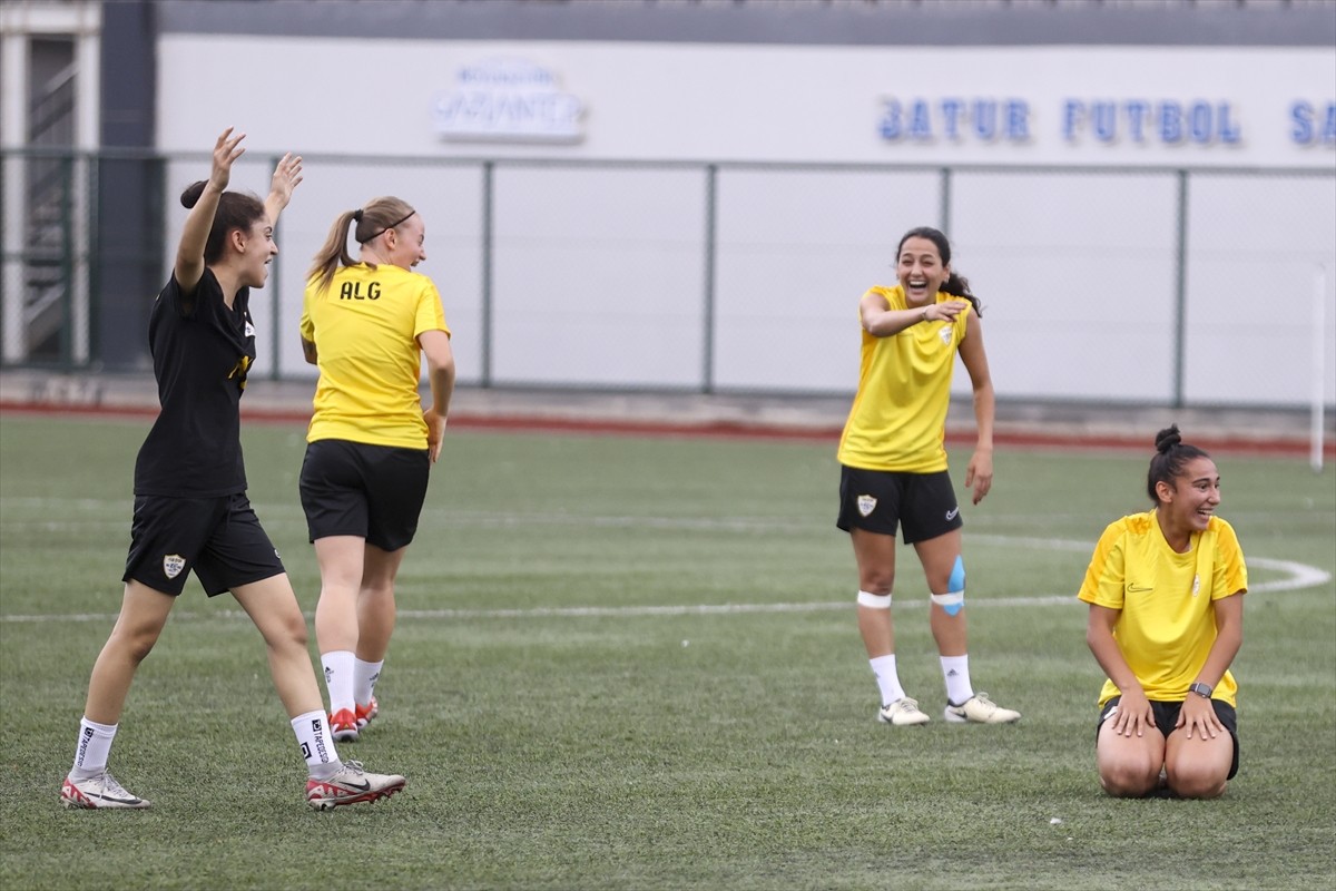 Turkcell Kadın Futbol Süper Ligi'nin şampiyon takımlarından ALG Spor, yeni sezona galibiyetle...