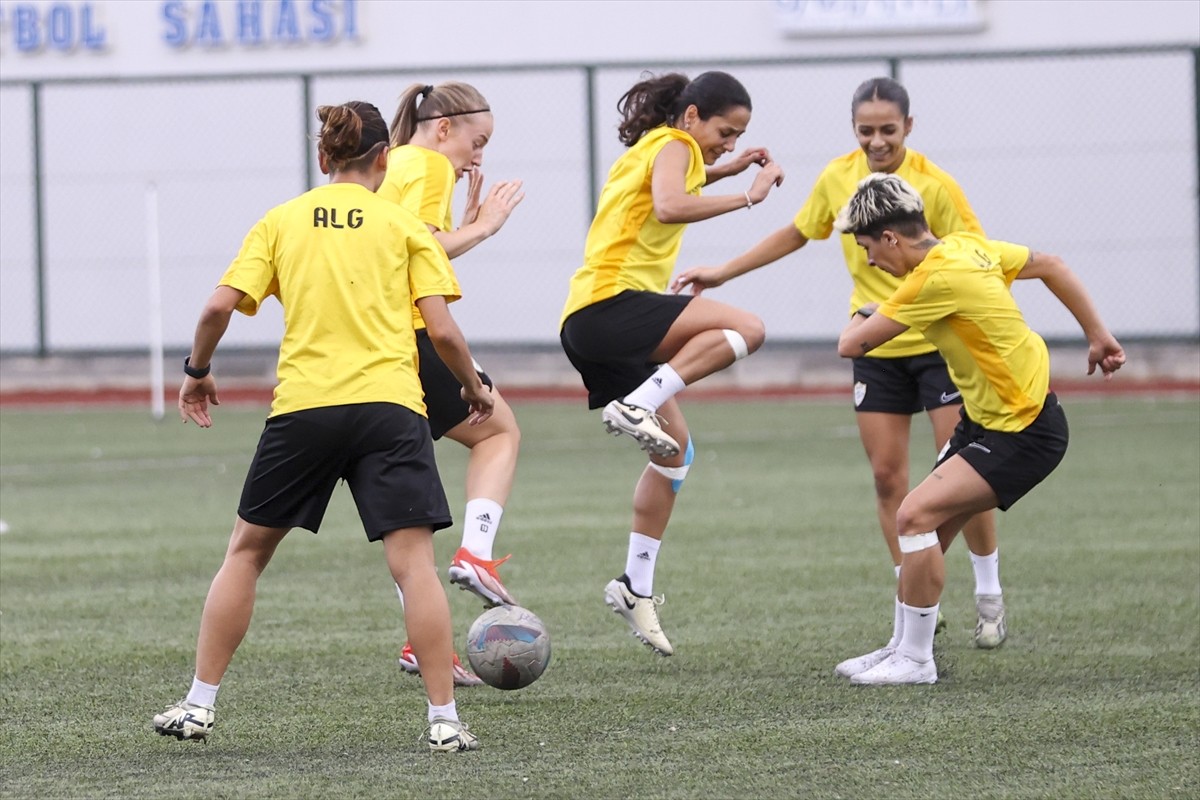 Turkcell Kadın Futbol Süper Ligi'nin şampiyon takımlarından ALG Spor, yeni sezona galibiyetle...