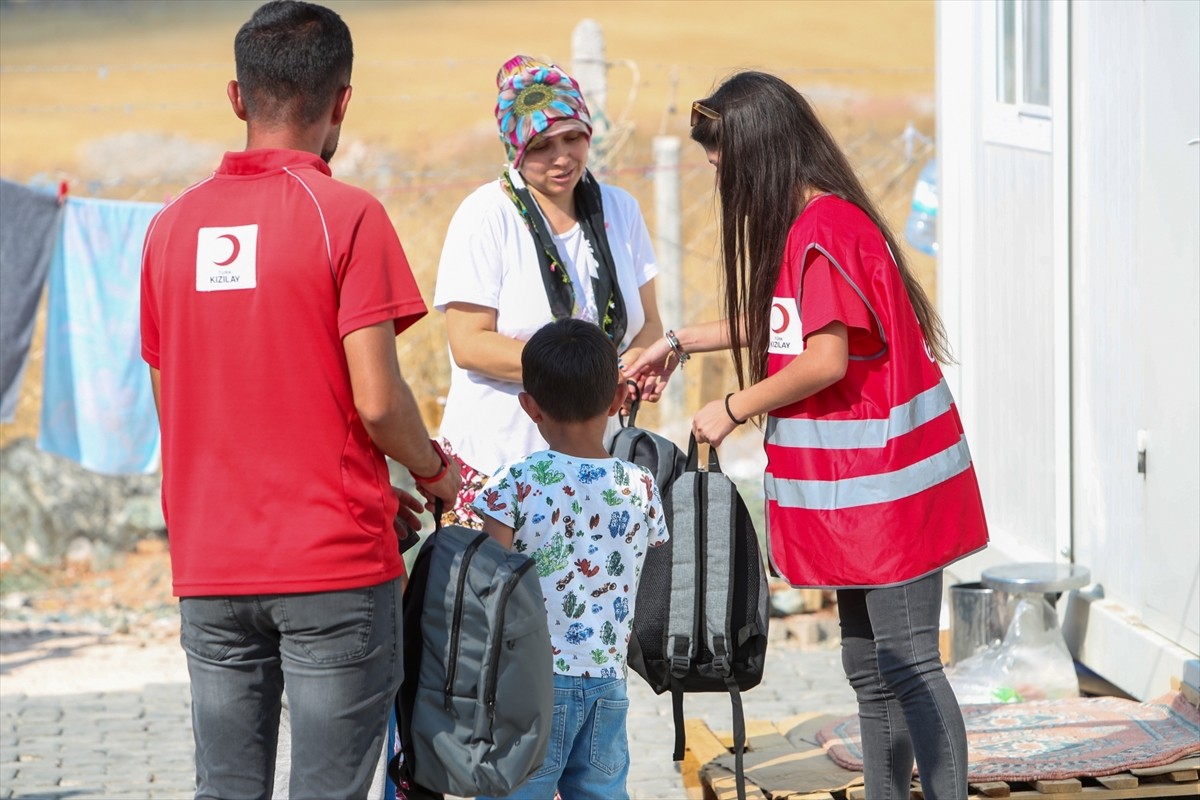 Yeni eğitim öğretim dönemi için yardımlarına başlayan Türk Kızılay, yaklaşık 77 milyon liralık...