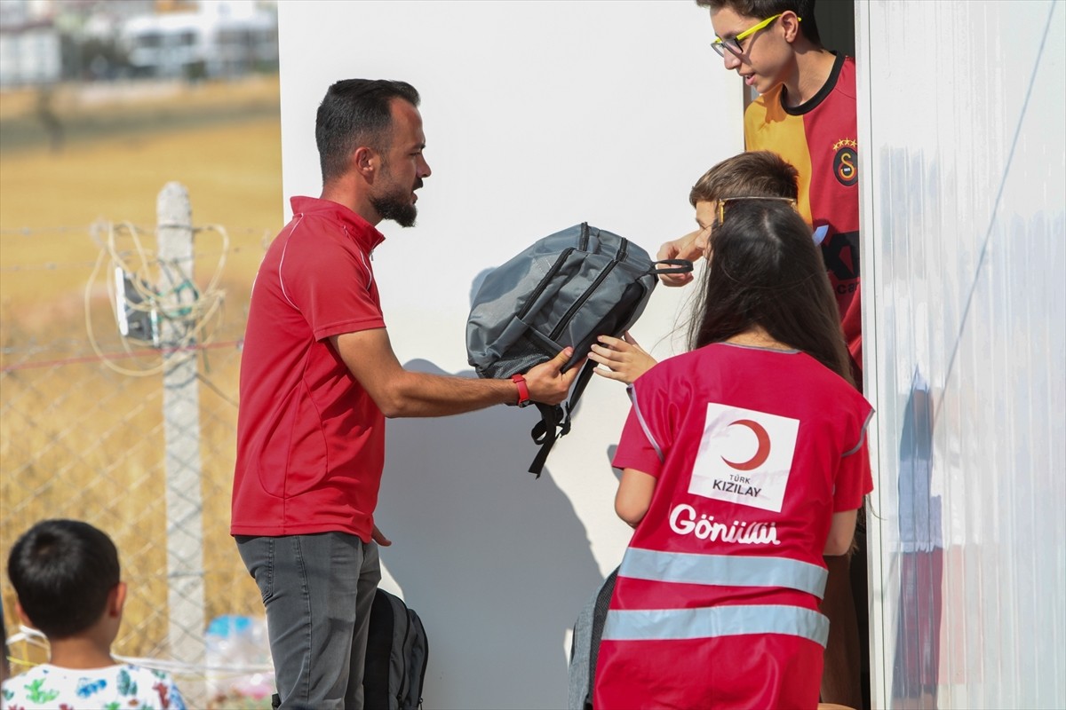 Yeni eğitim öğretim dönemi için yardımlarına başlayan Türk Kızılay, yaklaşık 77 milyon liralık...