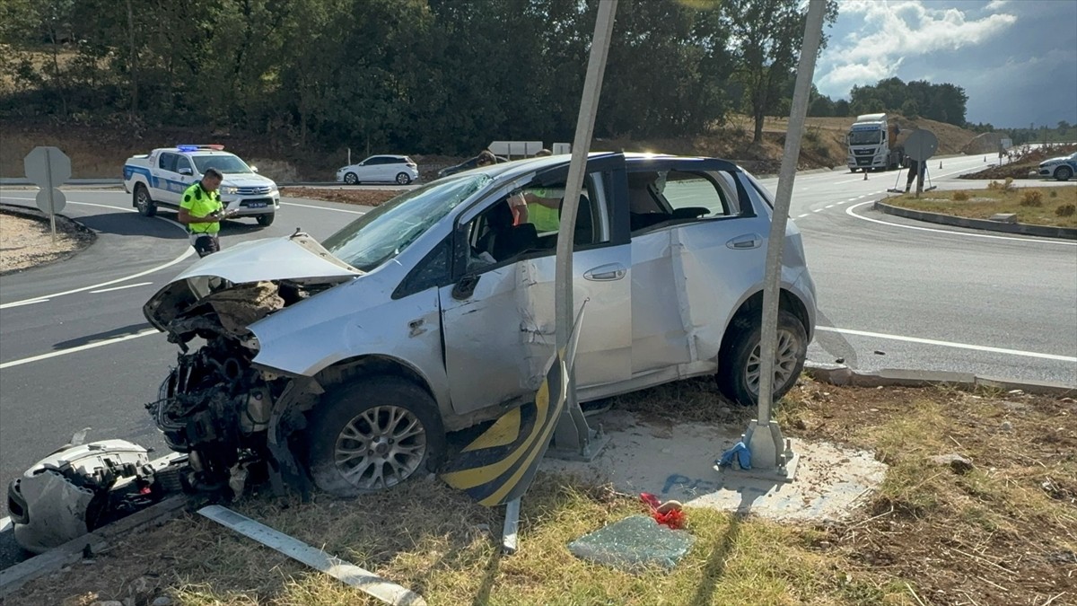 Bilecik'te iki otomobilin çarpıştığı kazada 1'i bebek 5 kişi yaralandı.