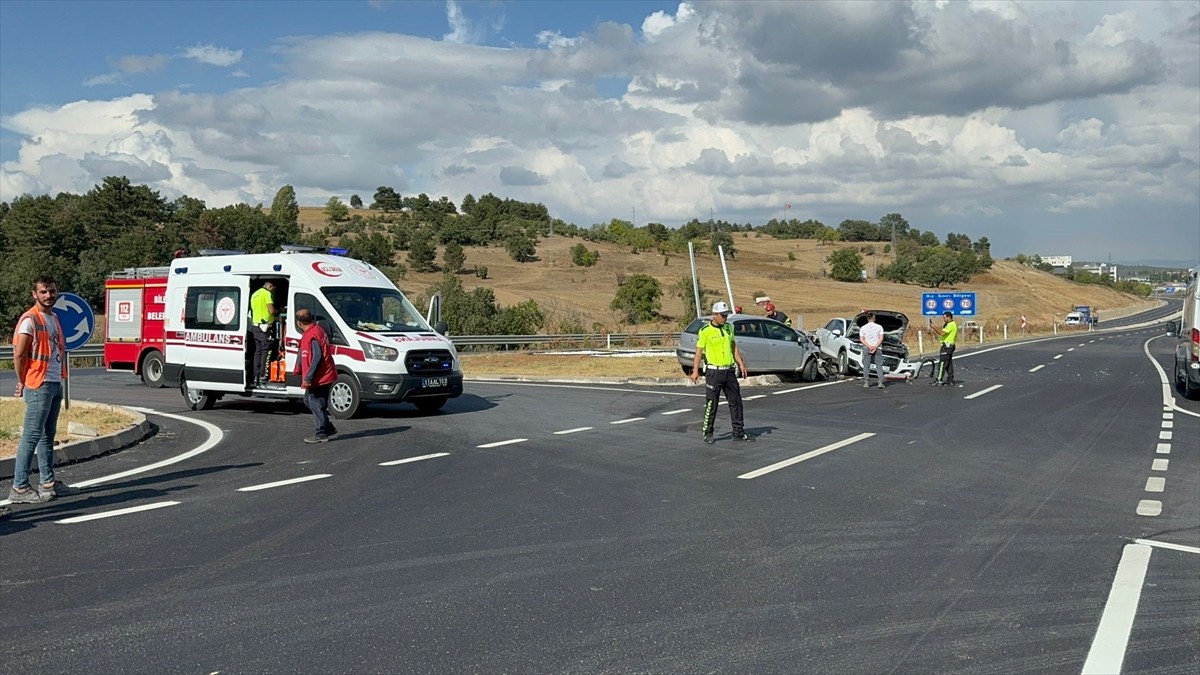 Bilecik'te iki otomobilin çarpıştığı kazada 1'i bebek 5 kişi yaralandı.