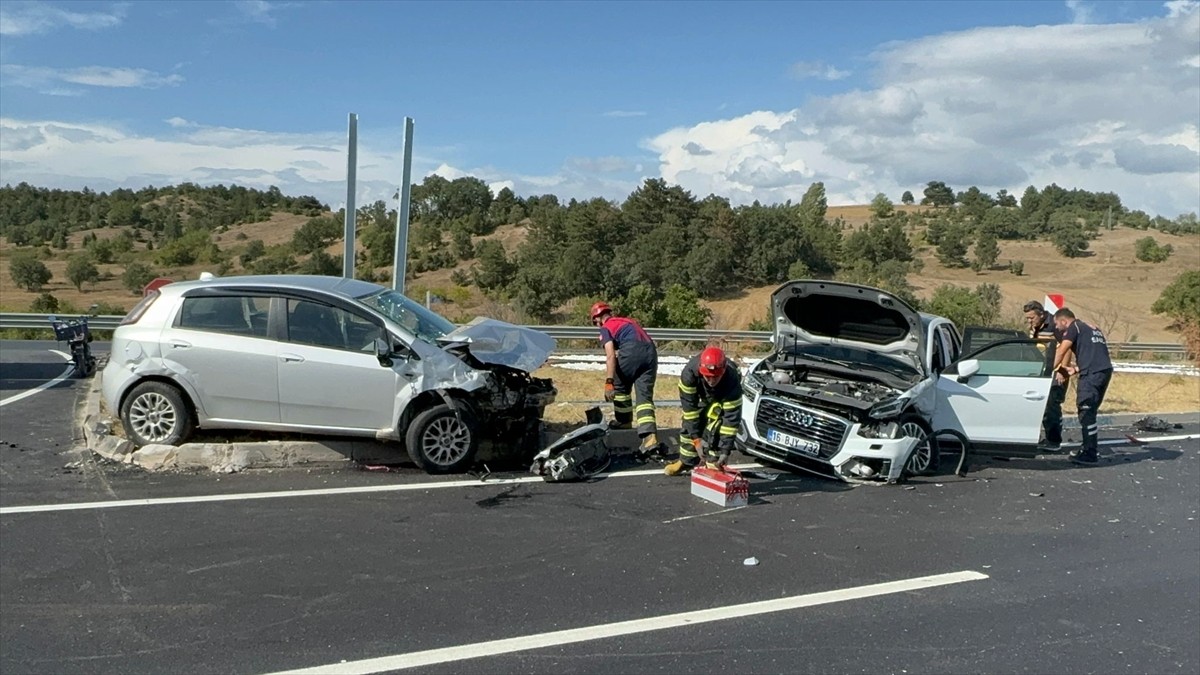 Bilecik'te iki otomobilin çarpıştığı kazada 1'i bebek 5 kişi yaralandı.