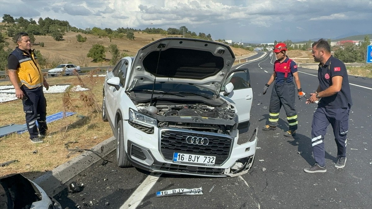 Bilecik'te iki otomobilin çarpıştığı kazada 1'i bebek 5 kişi yaralandı.